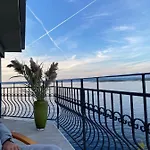 The View **** * Račišće