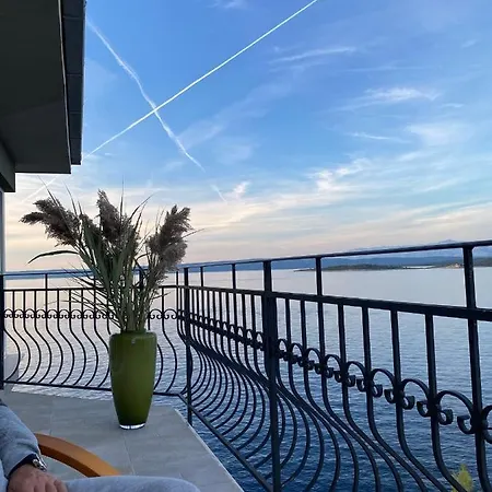 The View **** * Račišće