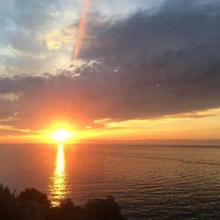 The View **** * Račišće